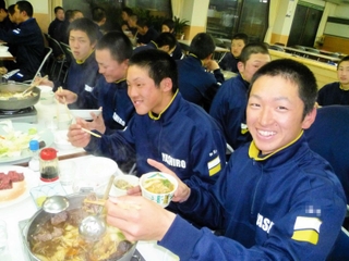 社高校時代のスキー実習。食事中に笑顔を見せる近本光司外野手（右）＝２０１２年２月（橋本智稔さん提供、画像の一部を加工しています）