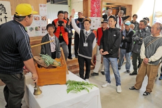 マツタケ初競りの様子。５万円からスタートし、料理旅館「近又」が３本９３万円で競り落とした＝丹波篠山市郡家、丹波篠山市場