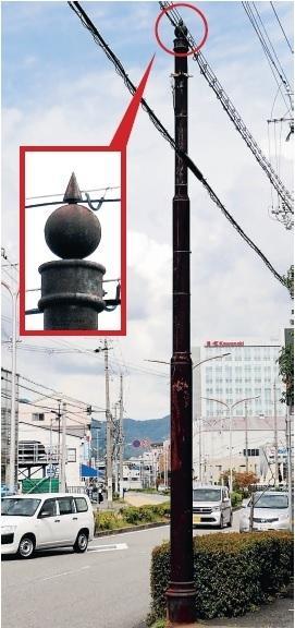 市内に残された謎の鉄柱。かつて「東洋一」とうたわれた神戸市電の名残だった。鉄柱の先端にある特徴的な構造物。神戸市交通局が所有していた電柱の目印だという＝神戸市長田区東尻池新町