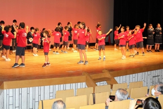 大会のアトラクションとしてデカンショ踊りを披露する西紀北小の児童ら＝姫路市総社本町
