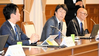 兵庫県内のスポーツをどう展開するかについて意見を交わす朝原宣治さん（中央）ら＝県公館