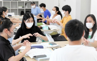 兵庫県立総合衛生学院中山手分校では日本人と留学生が一緒に手話を学ぶ＝神戸市中央区中山手通７