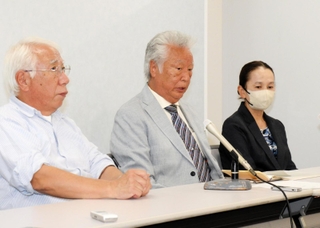 控訴審の審理終了後に開かれた記者会見。被告の兵庫県に対し「非を認めてほしい」と言葉を搾り出す木戸大地さんの父、木戸一仁さん（中央）＝１３日午後５時５分、大阪市北区西天満２、大阪高裁司法記者クラブ