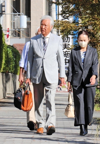 兵庫県を相手取った控訴審に臨むため、大阪高裁に入廷する木戸一仁さんら＝１３日午後２時５５分、大阪市北区西天満２、大阪高裁
