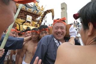 宵宮を迎え、松原八幡神社前で屋台を担ぐ八家地区の氏子＝１４日午後、姫路市白浜町（撮影・風斗雅博）