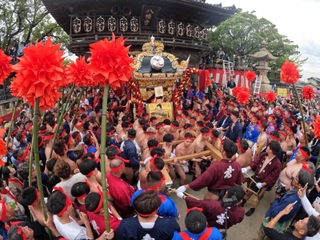 松原八幡神社前で屋台を練る妻鹿地区の氏子＝１４日午後、姫路市白浜町（撮影・風斗雅博）