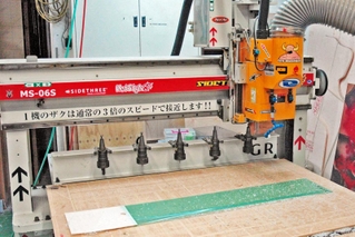 ファンタジー武器を生み出す「ＮＣルータ」。刃先を変え、プラスチックを自在に加工する＝高砂市荒井町日之出町
