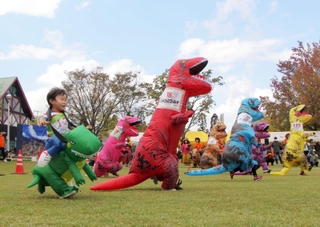 恐竜の着ぐるみを着て走る子どもたち＝１５日午後、丹波市柏原町田路、丹波年輪の里