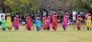 恐竜の着ぐるみを着て走るティラノサウルスレースの参加者たち＝丹波市柏原町田路、丹波年輪の里