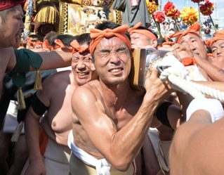力を振り絞り、屋台を担ぐ八家の氏子ら＝１５日午前、姫路市白浜町、松原八幡神社（撮影・風斗雅博）