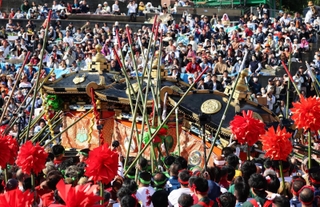 ３基の神輿を激しくぶつけ合う木場地区の氏子たち＝１５日午後、姫路市白浜町（撮影・笠原次郎）