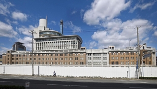 近接する倉庫が撤去され、船をモチーフにした建物の全容が見えるようになった神戸税関＝神戸市中央区新港町