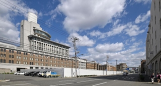 近接する倉庫が撤去され、船をモチーフにした建物の全容が見えるようになった神戸税関＝神戸市中央区新港町