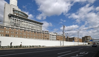 近接する倉庫が撤去され、船をモチーフにした建物の全容が見えるようになった神戸税関＝神戸市中央区新港町