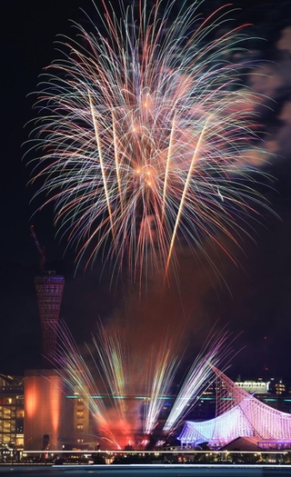秋の夜空を華やかに彩った花火＝１６日夜、神戸市中央区港島１、ポーアイしおさい公園から（撮影・笠原次郎）