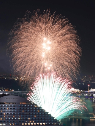 ミナト神戸をつかの間彩った打ち上げ花火＝１６日夜、神戸市中央区東川崎町１から（撮影・小林良多）