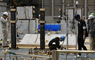 建築基準法上は不適合で、揺れの実験で倒壊したブロック塀＝三木市志染町