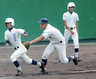 高校最後の兵庫大会でプレーする仁川学院高校の佐藤輝明内野手（中央）＝２０１６年７月１２日、明石トーカロ球場