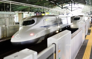 喫煙ルームの廃止が決まった山陽新幹線の車両＝神戸市中央区、ＪＲ新神戸駅