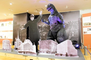 小林一三がシリーズ化を後押ししたとされる映画「ゴジラ」の像＝東京都千代田区有楽町１、日比谷シャンテ