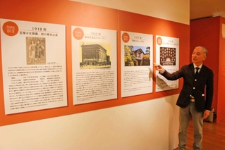 小林一三のエピソードを説明する、記念館館長の仙海義之さん＝東京都千代田区有楽町１、日比谷シャンテ