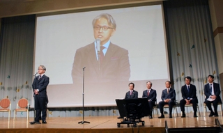 受賞のあいさつを述べる神戸新聞の霍見真一郎・報道部デスク兼編集委員＝１８日午前、長野県軽井沢町