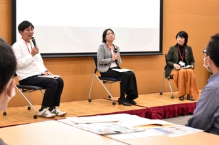 コロナ禍後の支援方法について話し合う頼政良太さん（左）ら＝神戸市東灘区住吉本町１