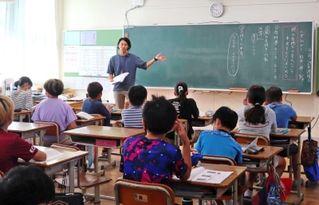 教室の前には時間割と担当の先生の名前が掲示されている＝川西市多田院１