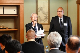 自己紹介や近況報告をする赤穂義士会のメンバーら＝東京都港区高輪２