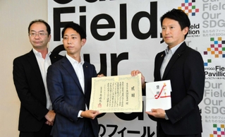 斎藤元彦知事（右）から感謝状を受け取った魚国総本社の田所良隆副社長（左から２人目）と吉岡正成執行役員＝兵庫県庁