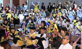 阪神がＣＳ３連勝で日本シリーズ出場を決め、歓喜に沸くライブビューイングの観衆＝２０日夜、尼崎市昭和通２（撮影・吉田敦史）