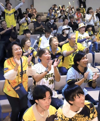 阪神がＣＳ３連勝で日本シリーズ出場を決め、歓喜に沸くライブビューイングの観衆＝２０日夜、尼崎市昭和通２（撮影・吉田敦史）