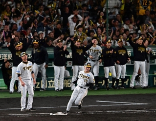 ４回裏阪神２死一、三塁、坂本の適時打で２-１と勝ち越す＝甲子園球場（撮影・斎藤雅志）