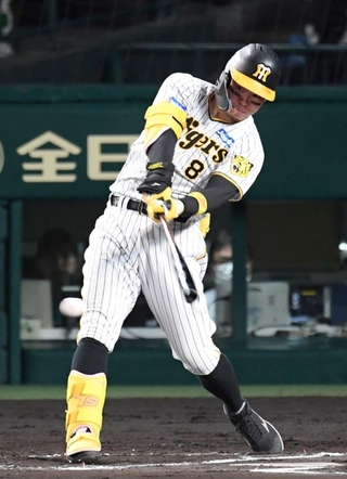 ６回阪神２死、安打を放つ阪神・佐藤輝明選手＝甲子園（撮影・中田匡峻）