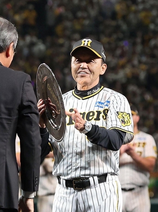 優勝盾を受け取り、笑顔の阪神・岡田監督＝２０日夜、西宮市の甲子園球場（撮影・小林良多）