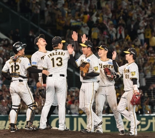 日本シリーズ進出を決め、喜ぶ阪神ナイン＝２０日夜、西宮市の甲子園球場（撮影・小林良多）