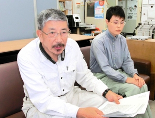 シリアの現状を語る神戸国際支縁機構の岩村義雄さん（左）と佐々木さん＝神戸市中央区下山手通５