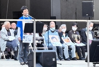 失踪者、秋田美輪さんの姉吉見美保さんらが救出を訴えた集会＝２１日午後、東京都新宿区