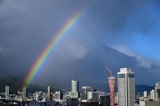 神戸のまちに彩りを添えた虹＝２１日午後、神戸市中央区東川崎町１から三ノ宮方面を望む（撮影・斎藤雅志）