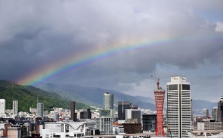 神戸のまちに彩りを添えた虹＝２１日午後、神戸市中央区東川崎町１から三ノ宮方面を望む（撮影・斎藤雅志）