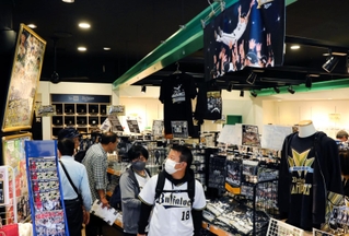 プロ野球オリックスがクライマックスシリーズを突破した２１日、球団直営グッズショップ「Ｂ－ＷＡＶＥ」は、試合観戦に行く前のファンでにぎわった＝２１日、神戸市中央区三宮町１