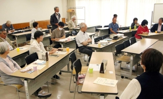 約２０人が参加した「中皮腫・アスベスト疾患・患者と家族の会　ひょうご支部」の総会の様子＝いずれも神戸市兵庫区羽坂通４、同区文化センター（１０月７日撮影）
