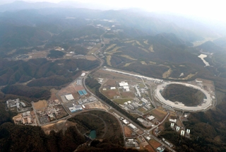 大型放射光施設スプリング８（右下）がある播磨科学公園都市。未造成の山林が広がる＝２０１６年、兵庫県佐用町など