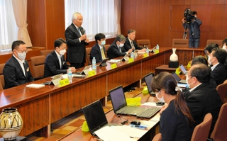 兵庫県立病院医師の長時間勤務是正に向け、初会合で議論するプロジェクトチームメンバー＝神戸市中央区下山手通４、県職員会館