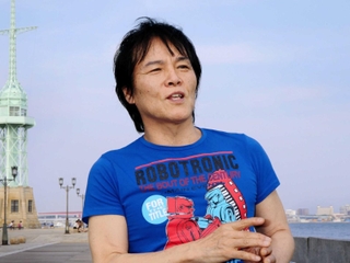 音楽への思いを語るもんたよしのりさん＝２０１４年７月、神戸市中央区