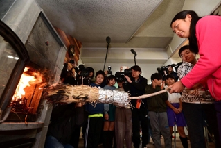 自分たちでおこした火をストーブに移す子どもたち＝神戸市灘区六甲山町、六甲山小学校（撮影・中西幸大）