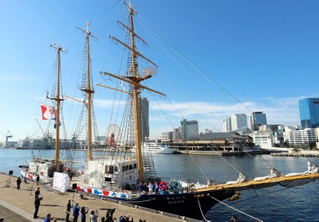 ２０２５年大阪・関西万博のスペシャルサポーターに任命された帆船「みらいへ」＝２４日午前、神戸市中央区波止場町