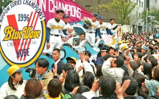 オリックスの日本一パレードでファンに手を振るイチロー選手（車上左端）ら＝１９９６年１１月１７日、神戸市中央区