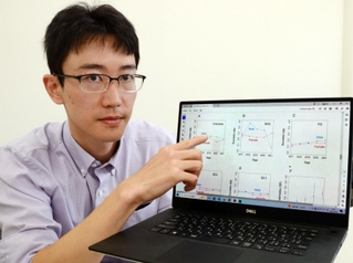 日本学術振興会特別研究員の採択率に、男女差があるグラフを示す京極大助研究員＝三田市弥生が丘６