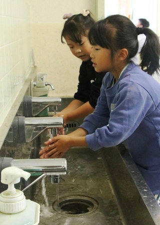 休み時間後に手を洗う児童たち＝２６日午前、神戸市須磨区白川台７、市立白川小学校